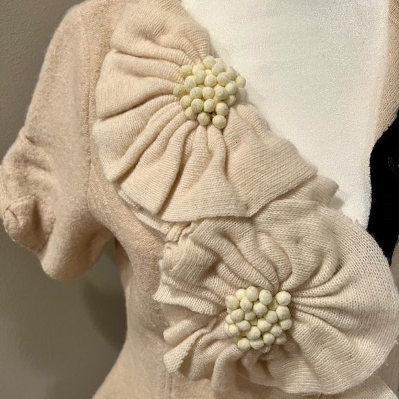 Anthropologie Archival Collection cream ivory flowers black bow peplum sweater L - Picture 2 of 10
